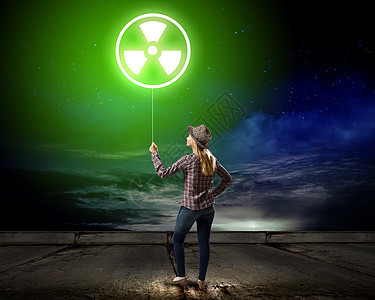 放射危险轻女子随意着带放射标志的气球图片