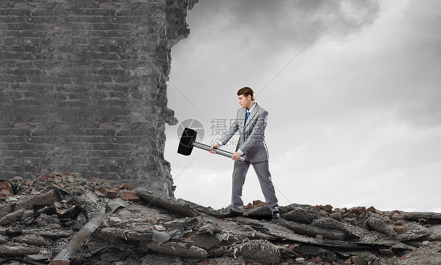 的商人轻坚定的商人手里着大撞墙