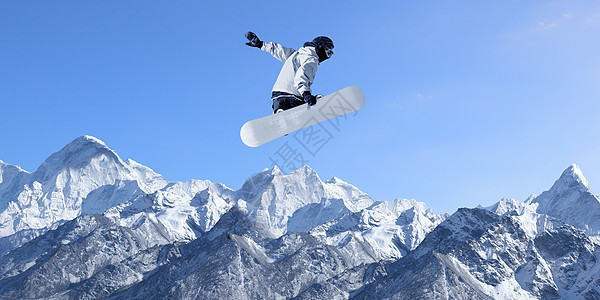 滑雪运动滑雪者晴朗的蓝天上跳高图片