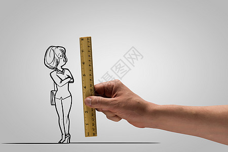趣的漫画用尺子测量女商人的人手漫画图片