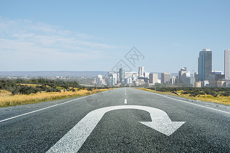 路上弯标志沥青道路的自然景观弯箭头图片