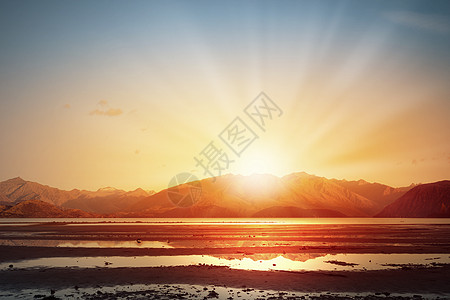 日出山上自然景观太阳天际线升图片