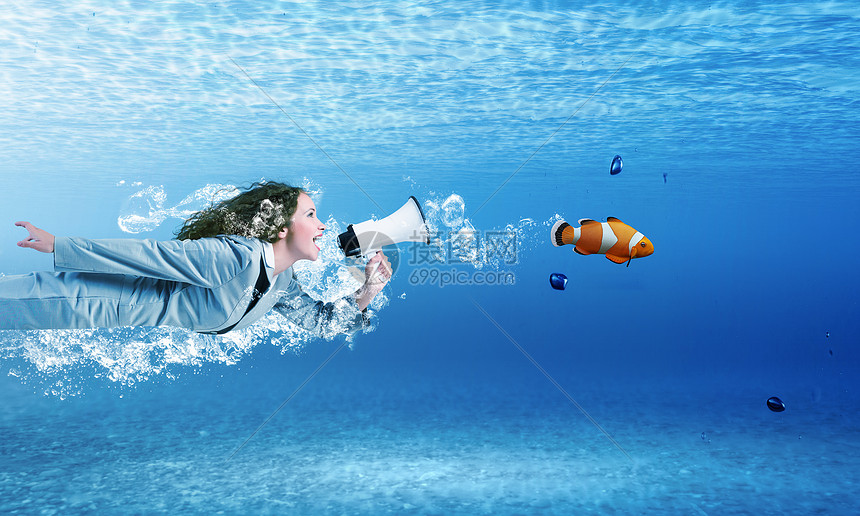 水下的女人穿着西装的轻女商人水晶蓝色的水里游泳图片