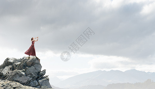 女人玩Fife穿着晚礼服的轻女人玩Fife图片