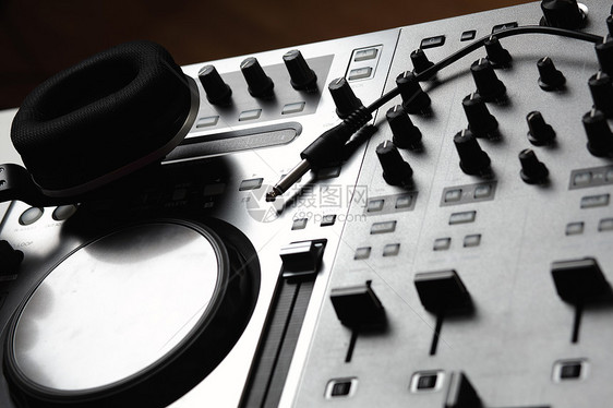 DJ混合器DJ调音台设备,控制声音播放音乐图片