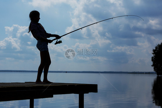 坐岸边钓鱼的可爱女孩的后视镜图片