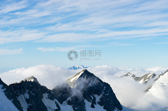 雪山山景雪,蓝天清澈图片