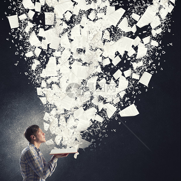 黑暗背景的书的人轻人手里着打开的书书页空中飞舞