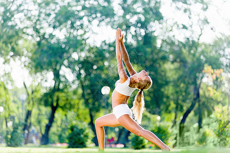 瑜伽练夏天公园里穿着白色衣服的轻女人练瑜伽图片