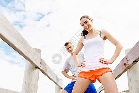 跑步者轻夫妇海滩上锻炼站稳跑步者轻夫妇海滩上运动图片