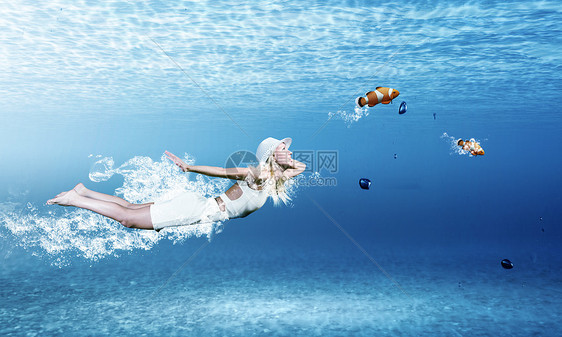 水下的女人穿着白色连衣裙的轻女人水下游泳图片