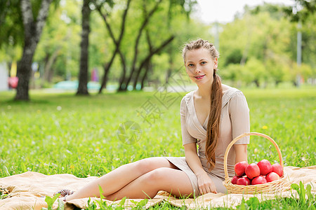 带苹果的女孩夏天公园里带着苹果的轻漂亮女人背景图片