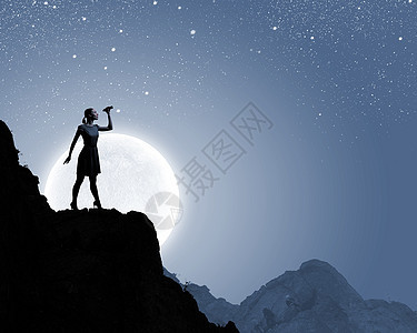 带望远镜的女人女背景上用大满月的双筒望远镜看的轮廓背景图片