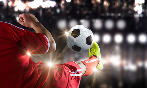 踢足球特写足球运动员脚踢球的形象图片