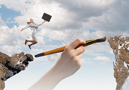 克服困难女商人跳过缝隙风险挑战图片