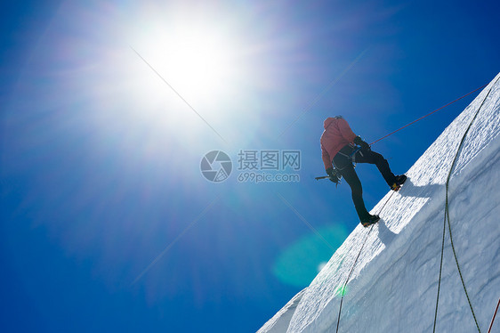 登山运动人类攀登冰川的低角度视图图片