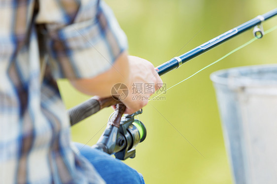 夏天钓鱼靠近坐桥上钓鱼的家伙图片