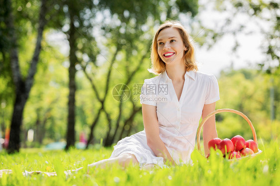 带苹果的女孩夏天公园里带着苹果的轻漂亮女人图片