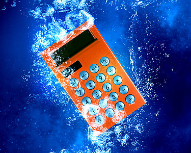 水下计算器计算器项目沉入清澈的蓝色水中图片
