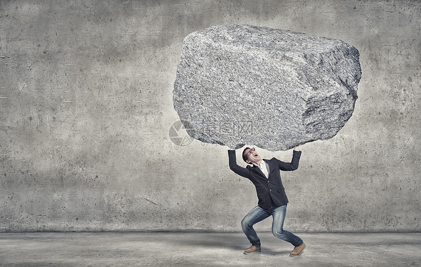 他足够强壮来这件事轻强壮的男人头顶着巨大的石头