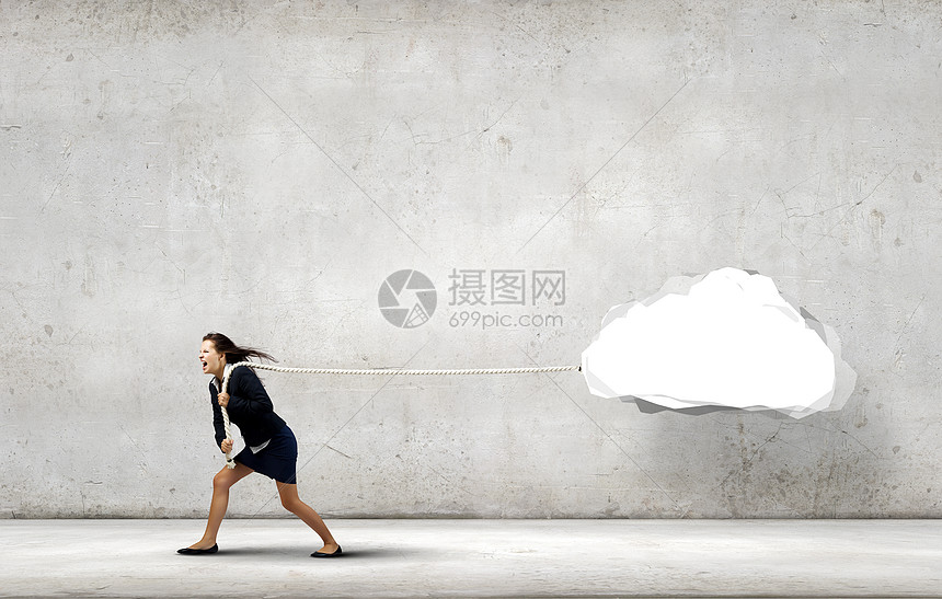 拉云的女人轻的女商人用绳子拉着白云
