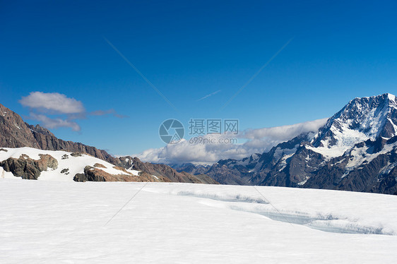 雪山山景雪,蓝天清澈图片