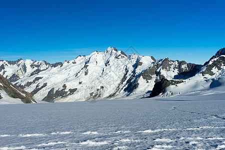 山峰山景雪,蓝天清澈图片