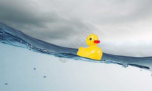 鸭子玩具黄色橡胶鸭子玩具漂浮水中图片