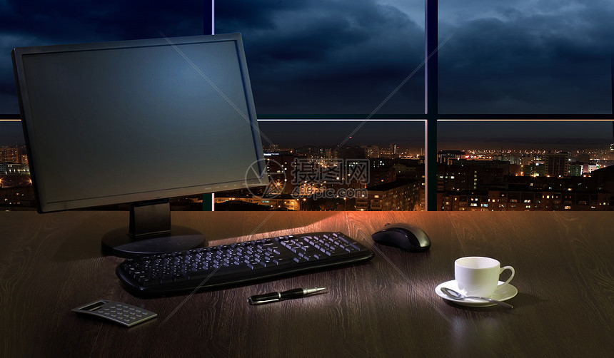晚上的办公室晚上办公室的工作场所窗户可以看城市的景色