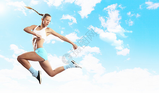运动女跳跃的形象多云背景下跳跃的运动女孩的形象图片