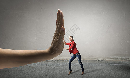 妇女接受权威的权力小女人大人手的压力下图片