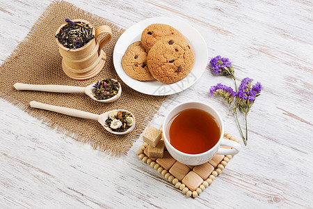 草药茶饼干木桌上各种草药茶图片