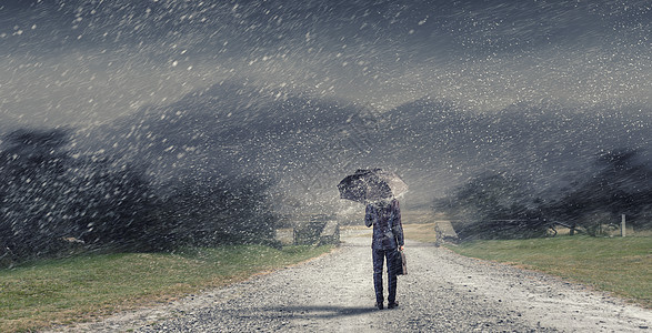 带着黑色雨伞的人带着雨伞手提箱走路上的商人的背景图片