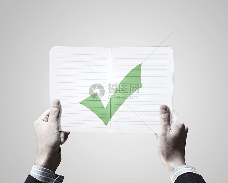 男的手紧紧地握住打开的书