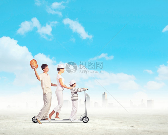 幸福的轻家庭快乐的轻家庭骑滑板车的形象图片