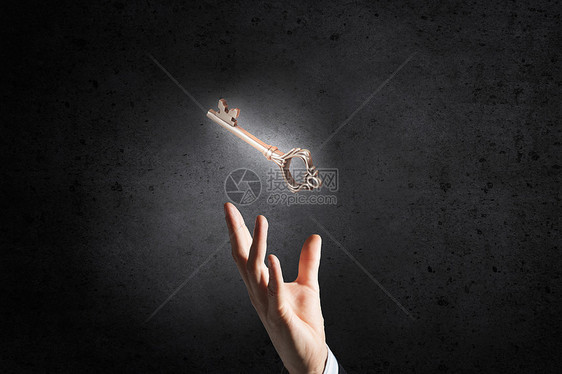 钥匙符号手特写商人的手,成功的关键图片