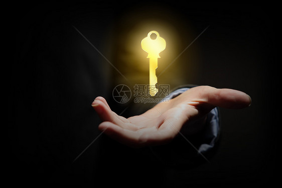 成功的关键紧紧握住金钥匙的人的手图片
