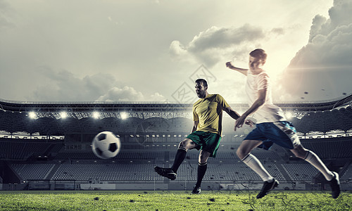 热足球时刻体育场球场的足球运动员为球而战图片