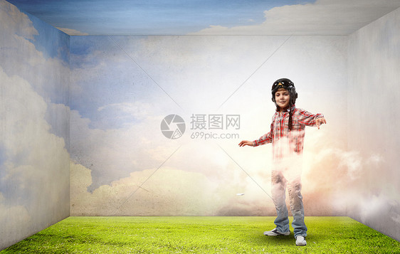 小可爱的男孩飞行员头盔纸飞机周围飞行图片