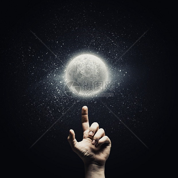男人用手指指着月亮