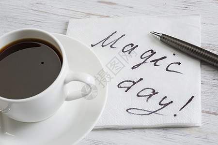 咖啡杯餐巾纸留言神奇的天信息写餐巾纸上的木桌上图片