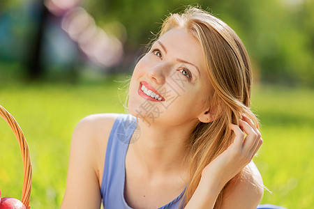 带苹果的女孩夏天公园里带着苹果的轻漂亮女人图片