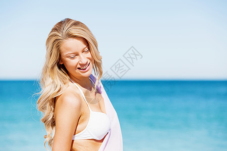 轻的女人海滩上放松穿着白色比基尼沙滩上放松的轻漂亮女人的肖像图片