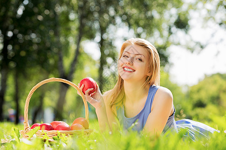 带苹果的女孩夏天公园里带着苹果的轻漂亮女人背景图片