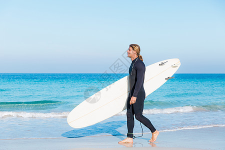 个轻的冲浪者海滩上冲浪准备好打浪了图片