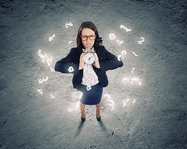 时间女商人手持闹钟的顶部视图图片
