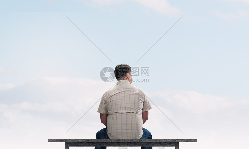 胖子胖子坐长凳上背着看