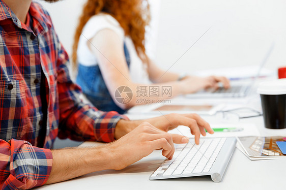 双手键盘上打字办公室工作人员键盘上打字的手图片