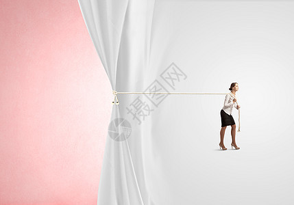 广告轻的女商人用绳子拉窗帘文字的位置图片