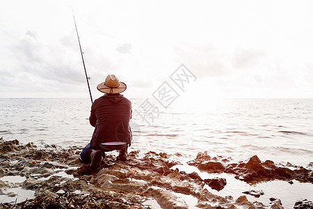 渔夫的照片渔夫用鱼竿钓鱼的照片图片